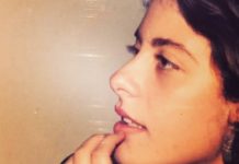 giovane donna conduttrice