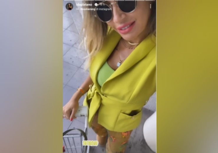 Ida Platano al supermercato in verde: i dettagli del look