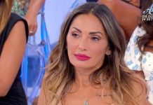 Ida Platano fa la spesa con l'outfit coloratissimo