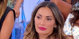 Ida Platano fa la spesa con l'outfit coloratissimo